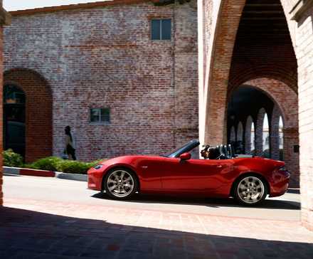 Vue de profil latérale d'une Mazda MX-5 2016