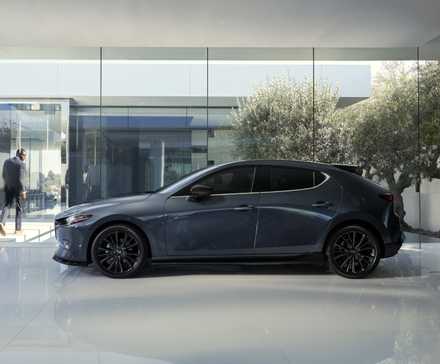 Vue de profil latérale d'une Mazda 3 Turbo 2021