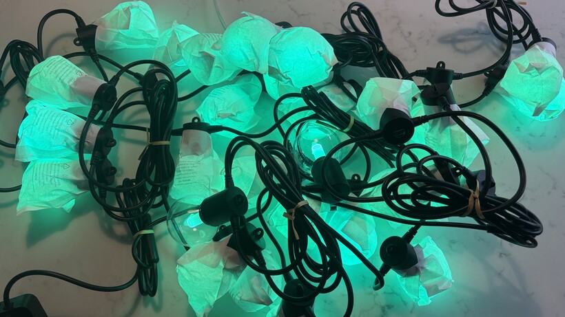 Examen des guirlandes lumineuses extérieures Philips Hue Festavia Globe allumé