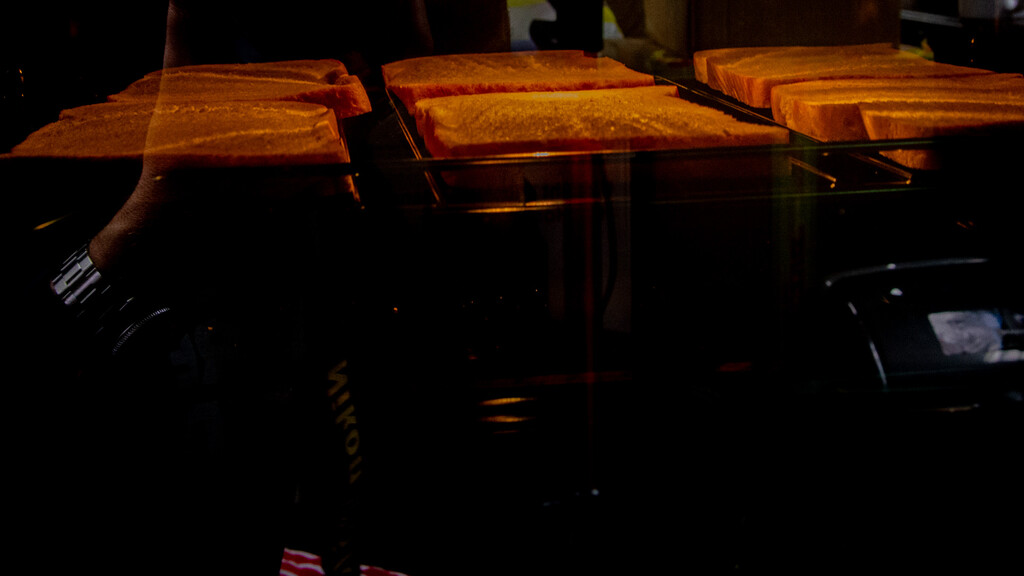 Hisense BSA66226ADBGUK regardant par la fenêtre