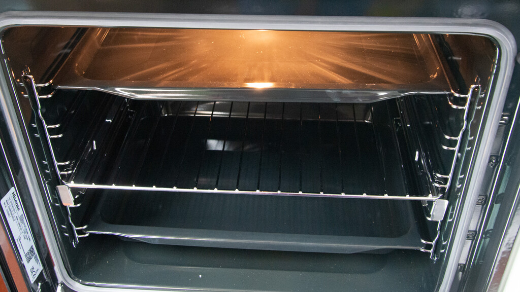 Hisense BSA66226ADBGUK à l'intérieur du four