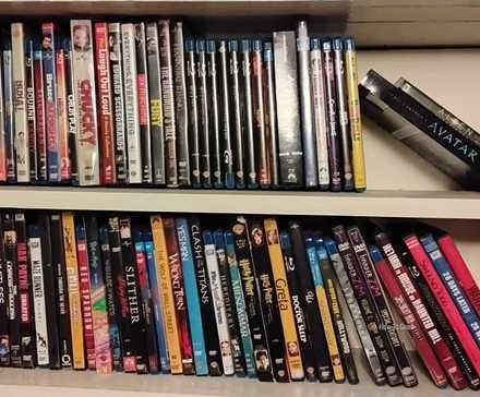 Deux étagères de DVD et Blu-ray, placées côte à côte.