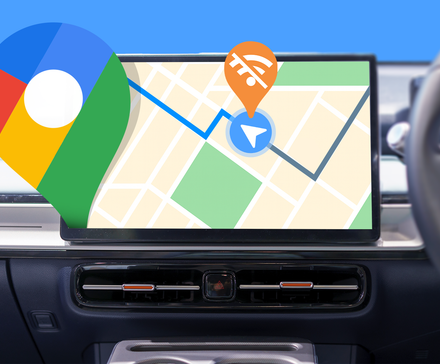 Écran du tableau de bord d'une voiture affichant un itinéraire Google Maps, avec le logo Google Maps et un symbole Wi-Fi désactivé.