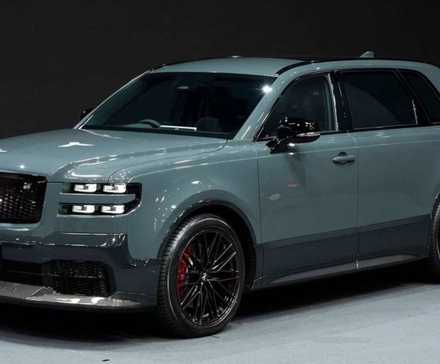 Vue avant de trois quarts d'un SUV Toyota Century 2024 gris sur scène avec un fond noir.