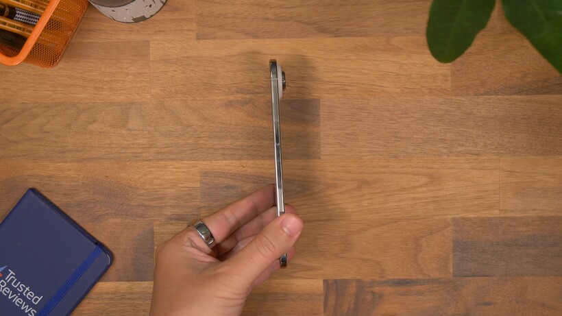 iPhone Air - vue latérale de haut en bas