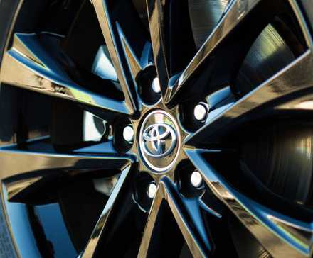 Gros plan de la jante en alliage Toyota RAV4 Adventure 2018.