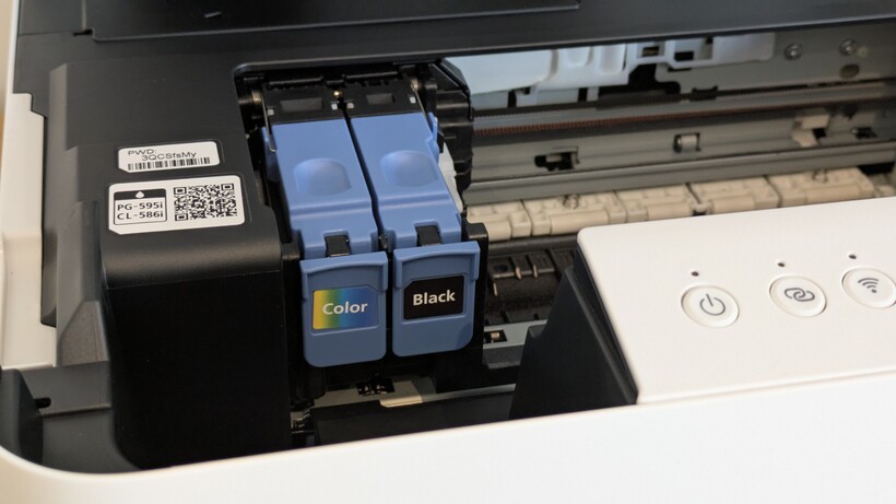 Prise de vue détaillée montrant les cartouches d'encre installées sur l'imprimante