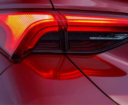 Gros plan du feu arrière d’une Toyota Avalon Touring 2022 rouge.