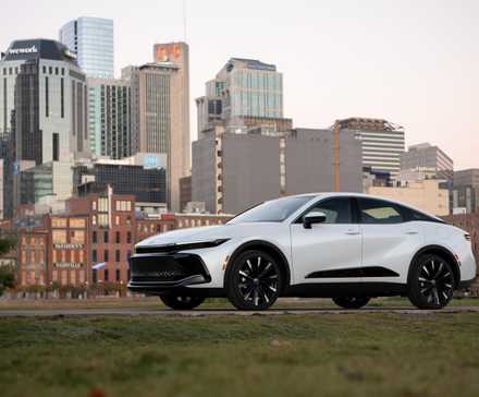 Plan 3/4 avant d'une Toyota Crown 2025