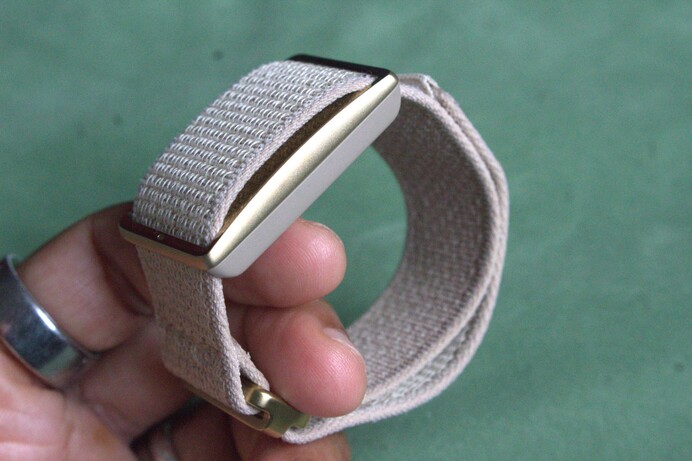 Bracelet Polar Loop en main