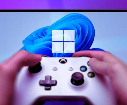 Une personne tenant une manette Xbox et un fond d'écran Windows 11 en arrière-plan.
