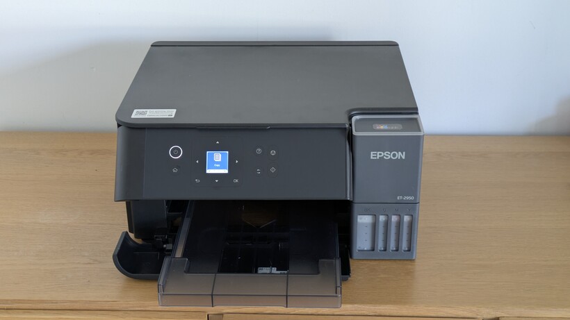 Photo de l'ET-2950 avec son bac de sortie papier déployé, prise de face et légèrement au-dessus