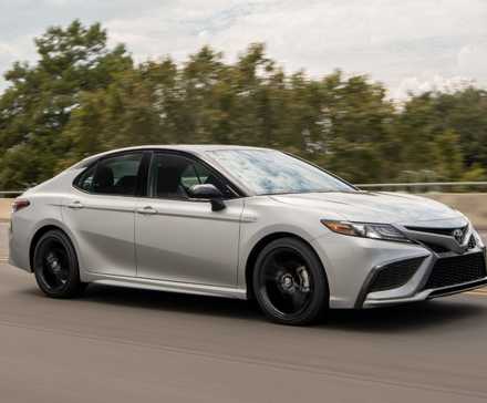 Toyota Camry 2022 argentée roulant sur l’autoroute.