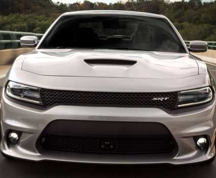 Prise de vue dynamique de l'avant d'une Dodge Charger SRT 392 2017 argentée.