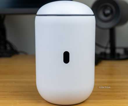 Une vue de face de l'Unifi Dream Router 7 avec l'écran visible mais éteint.