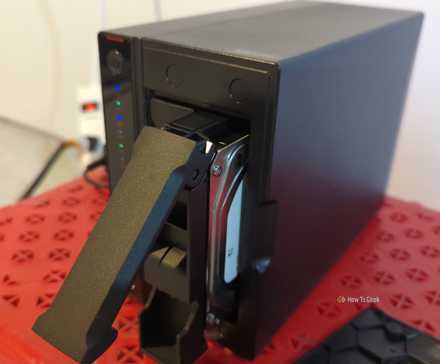 Un NAS Asustor avec un disque dur partiellement retiré de la baie.