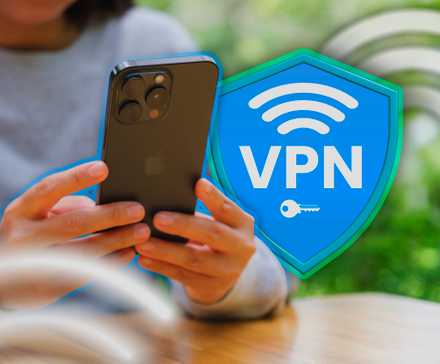 Une personne utilisant un iPhone avec une icône de bouclier VPN à côté.