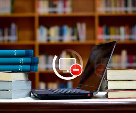 Pile de livres et de Blu-ray avec un ordinateur portable sur une table et une icône « pas d'Internet ».