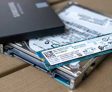 SSD Samsung 850 EVO avec SSD M.2 et disque dur SATA.