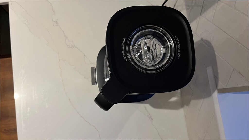 Mélangeur KitchenAid Pure Power à côté du mur