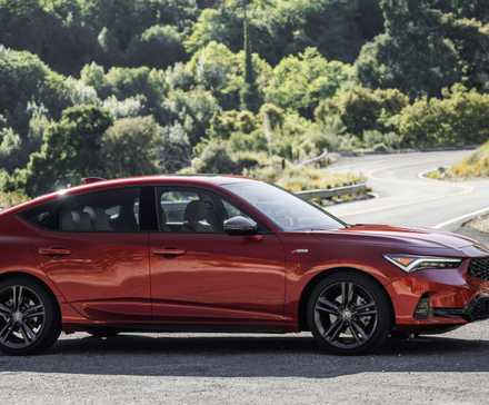 Vue de profil latérale d'une Acura Integra 2023