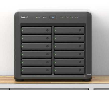 NAS Synology DS3622xs Plus sur une table
