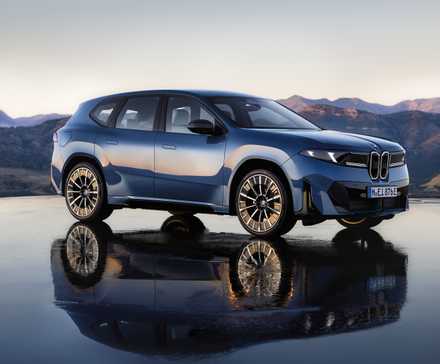 Plan 3/4 avant d'une BMW iX3 2026