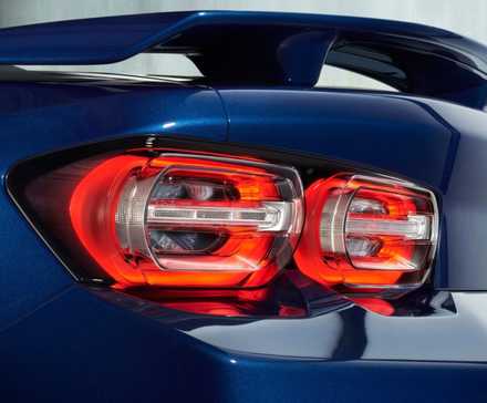 Gros plan du feu arrière et du becquet d’une Chevrolet Camaro 2019 bleue.