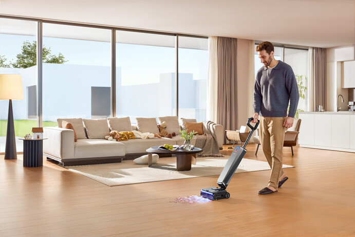 Un scientifique Tineco S9 traversant le sol