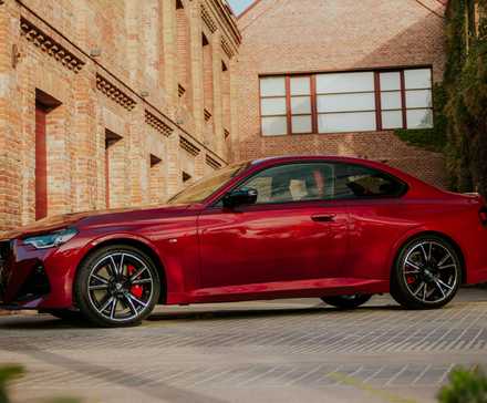 Plan 3/4 avant d'une BMW M240i 2025