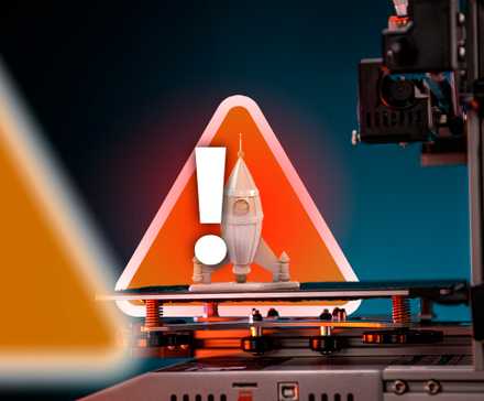 Une imprimante 3D avec un objet imprimé et un panneau d'avertissement.
