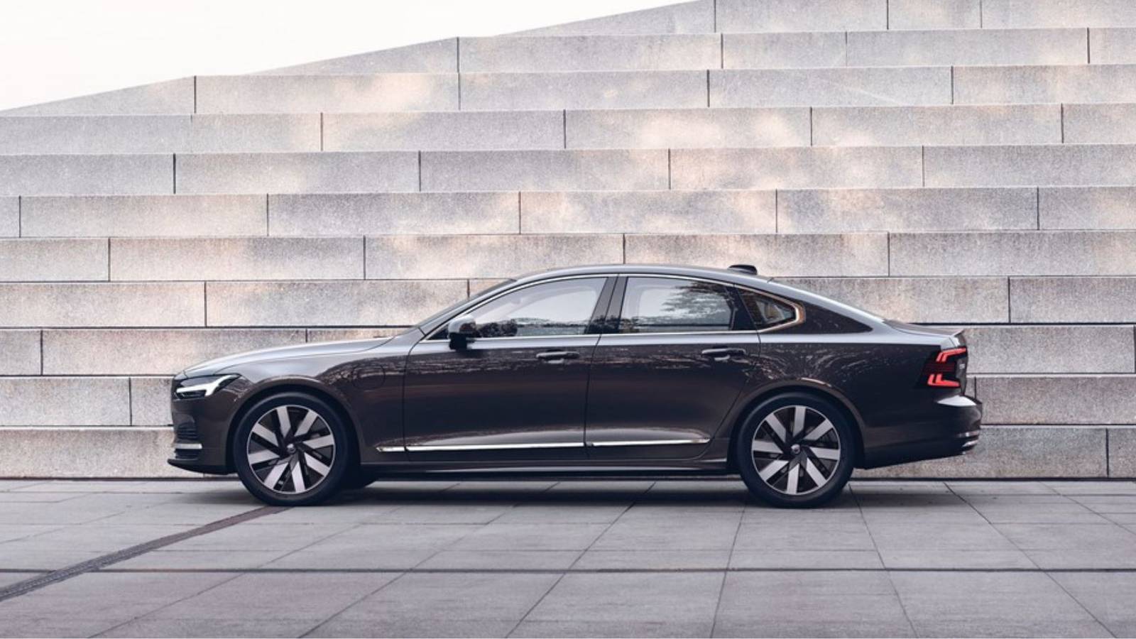 Tout le monde ignore cet hybride de luxe d'occasion, mais ils ne devraient pas