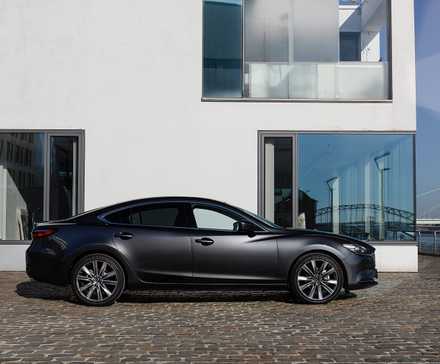 Vue de profil latérale d'une Mazda 6 2018