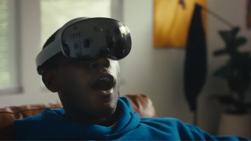 Un homme regarde la télévision sur le Samsung Galaxy XR