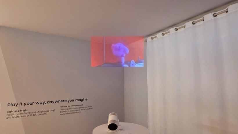 Samsung Freestyle Plus projetant sur un coin de mur