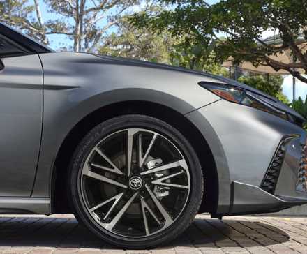 Gros plan de l’avant d’une Toyota Camry 2025