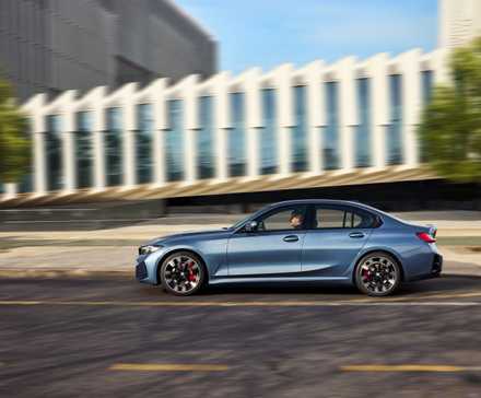 Photo d'action de profil latéral d'une BMW Série 3 2025 