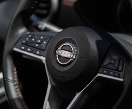 Gros plan du volant d’une Nissan Versa 2025
