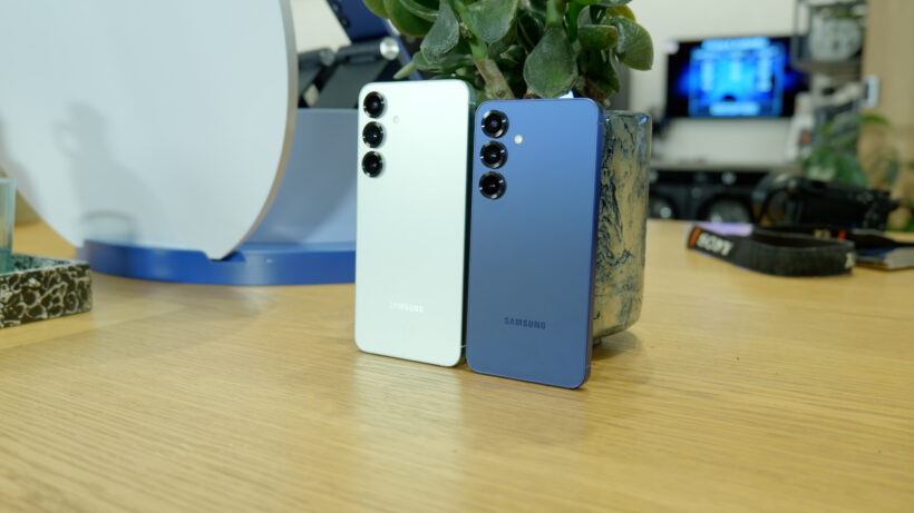 Galaxy S25 Plus et S25 debout