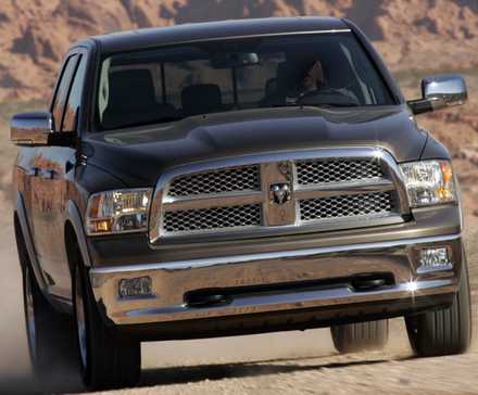 Prise de vue frontale d'une Dodge Ram 1500 2009