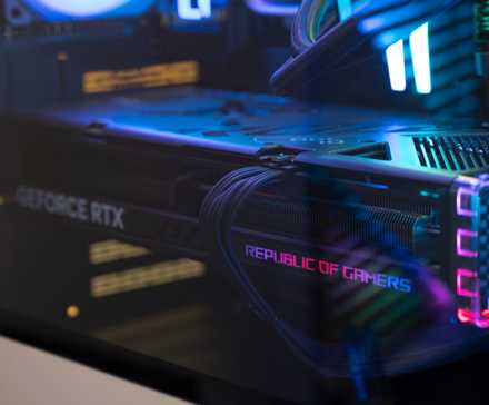 Un PC de jeu avec un gros câble d'alimentation relié à un GPU. 