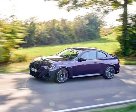 Plan 3/4 avant d'un coupé BMW Série 2 2022