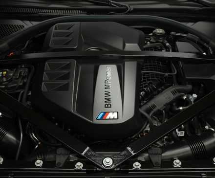 Gros plan du six cylindres en ligne S58 dans une BMW M2 CS 2026