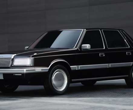 Vue 3/4 avant de la Hyundai Heritage Series Grandeur dans un studio sur fond noir.