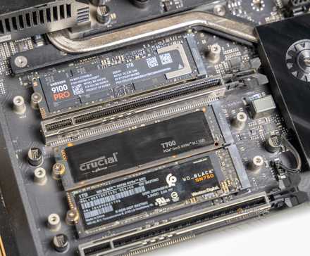 Le SSD Samsung 9100 PRO NVMe installé dans une carte mère avec d'autres disques M.2.