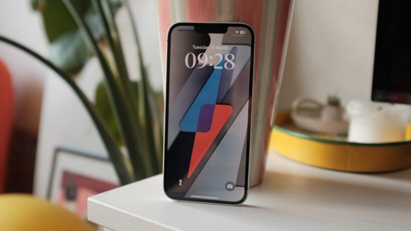 façade de l'iphone 16e avec fond d'écran TR