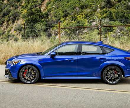 Vue de profil latérale d'une Acura Integra Type S 2024