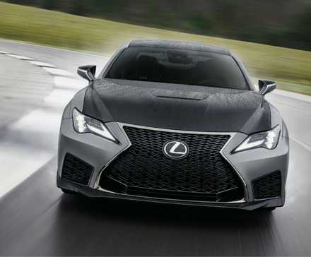 Vue de face d’une Lexus RC F Track Edition 2023 grise sur une piste de course mouillée.