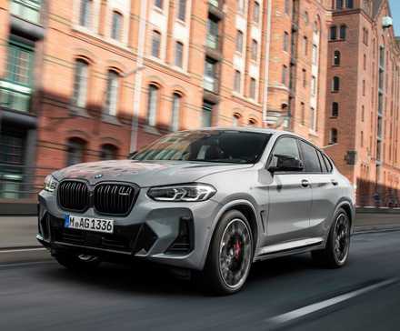 Plan 3/4 avant d'un BMW X4 2022