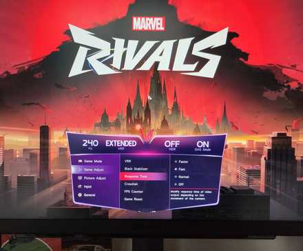 Une photo d'un moniteur de jeu LG avec le menu de jeu ouvert et « Marvel Rivals » en arrière-plan.